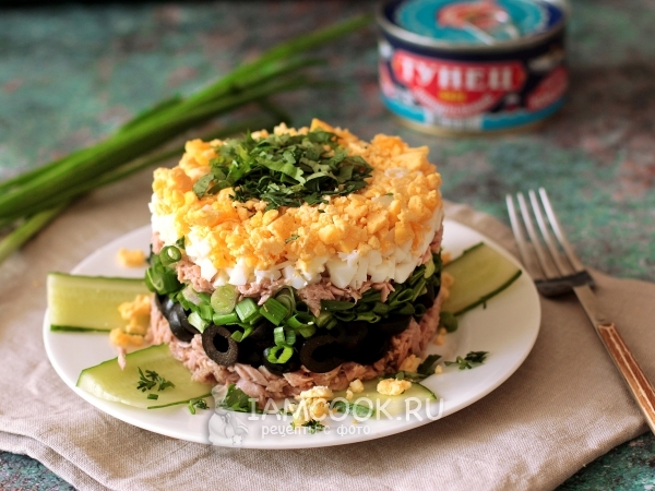 Слоеный салат с тунцом, рецепт с фото