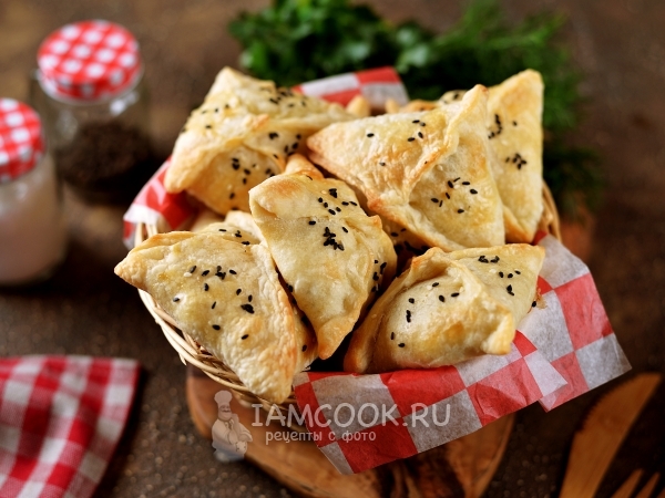 Конвертики из слоеного теста с творогом, рецепт с фото