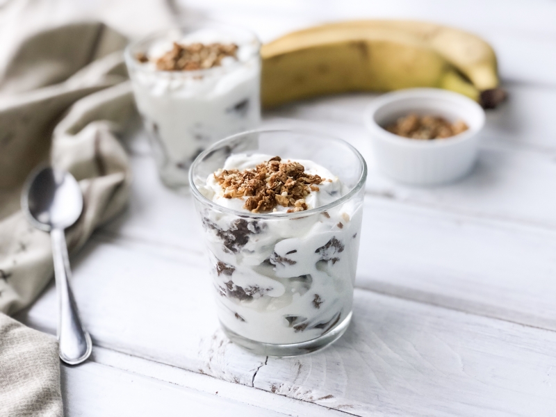 Десерт с банановым бисквитом и творогом, рецепт с фото