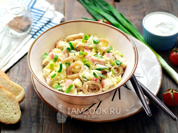 Салат с жареными кальмарами, рисом и крабовыми палочками, рецепт с фото