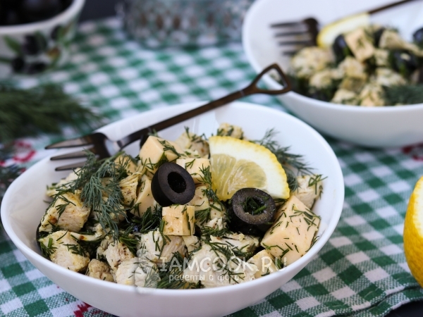 Салат с курицей, маслинами и сыром, рецепт с фото