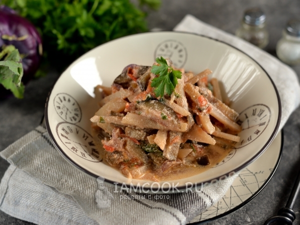 Тушеная кольраби с баклажанами в сметанном соусе, рецепт с фото