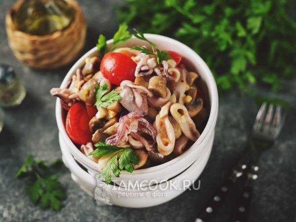 Салат из кальмаров с грибами и помидорами, рецепт с фото