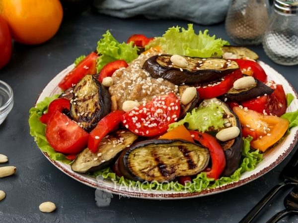 Салат с баклажанами, помидорами и перцем с ореховой заправкой, рецепт с фото
