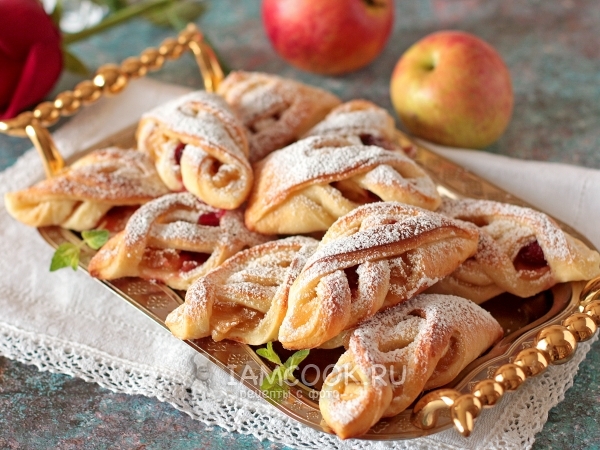 Творожные плетенки с яблоками и ягодами, рецепт с фото