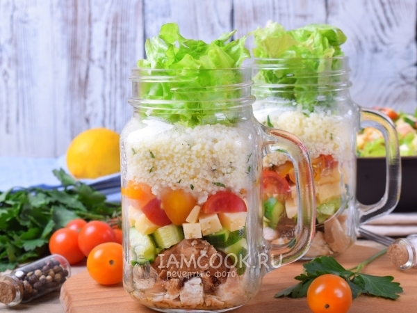 Салат в банке с кускусом, жареной курицей и овощами (с собой), рецепт с фото