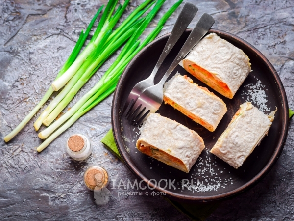Рулет из лаваша с курицей и корейской морковью, рецепт с фото