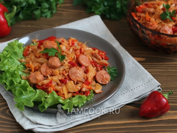 Тушеная капуста с копчеными сосисками, рецепт с фото