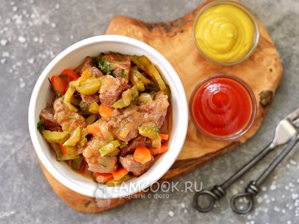 Тушеная говядина с солеными огурцами, рецепт с фото