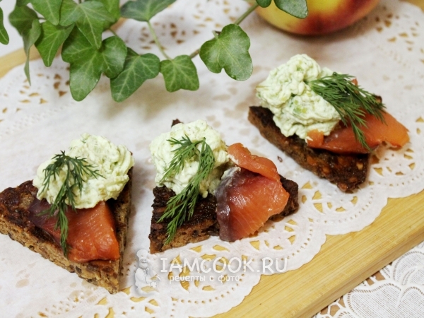 Бутерброды с авокадо и малосольной кетой, рецепт с фото