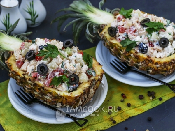 Салат с курицей в ананасе, рецепт с фото