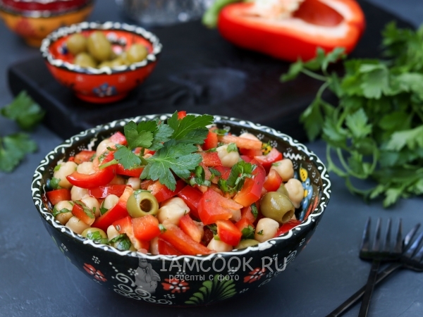 Салат из нута, перца и оливок, рецепт с фото