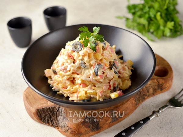 Салат с крабовыми палочками, ананасом и маслинами, рецепт с фото
