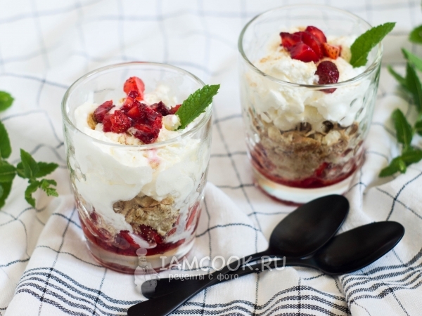 Десерт из мороженого с клубникой и печеньем, рецепт с фото