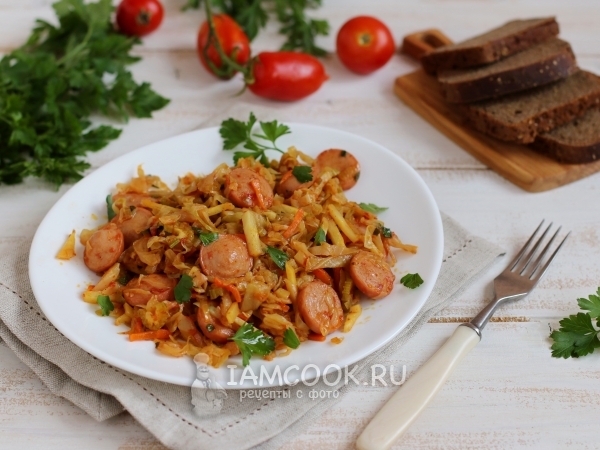 Тушеная капуста с сосисками и овощами, рецепт с фото