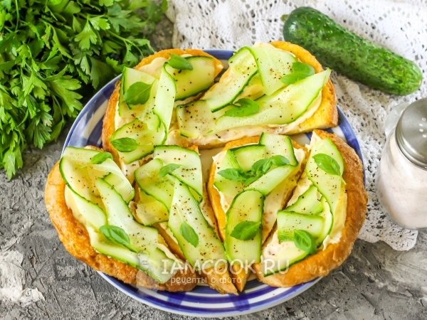 Гренки с плавленым сыром и огурцами, рецепт с фото