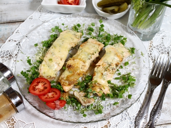 Горбуша на сковороде в майонезном соусе с сыром, рецепт с фото