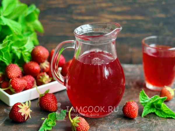 Клубнично-яблочный компот, рецепт с фото