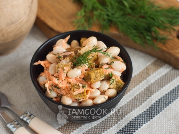 Зимний салат из фасоли с хлебом и чесноком, рецепт с фото