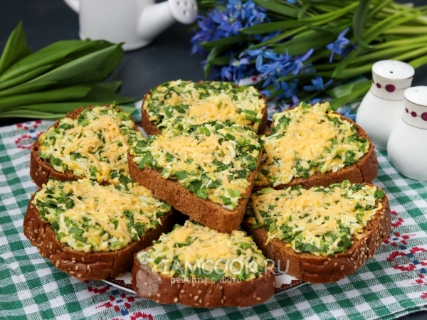 Горячие бутерброды с черемшой, сыром и яйцом, рецепт с фото