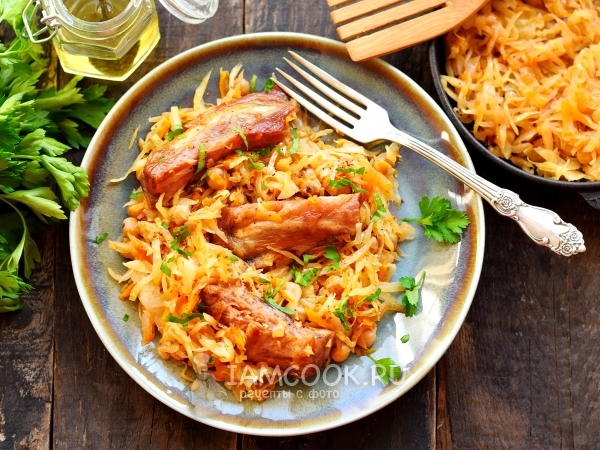 Тушеная капуста с копчеными ребрышками, рецепт с фото