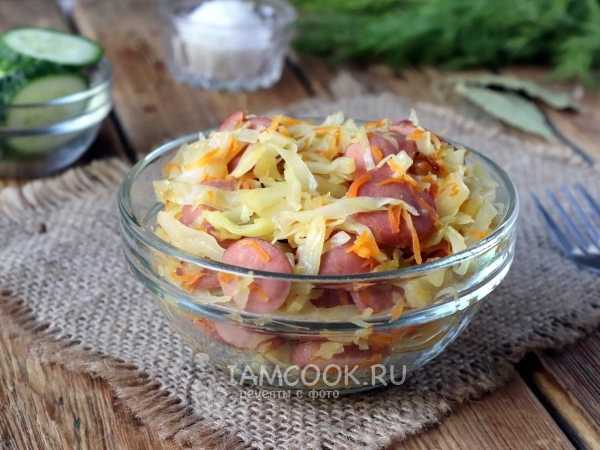 Жареная капуста с сосисками на сковороде, рецепт с фото