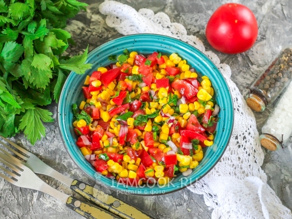 Салат с вареной кукурузой и помидорами, рецепт с фото