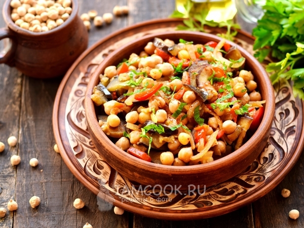 Нут с баклажанами и перцем, рецепт с фото