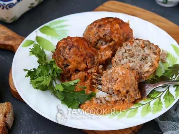 Тефтели в сметанно-томатном соусе в духовке, рецепт с фото