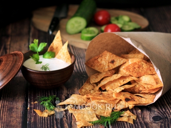 Чесночные чипсы из лаваша, рецепт с фото