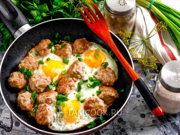 Яичница с фрикадельками, рецепт с фото