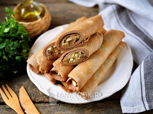 Блинчики из куриной печени, фаршированные жареными грибами, рецепт с фото