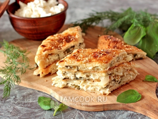 Пирог с луком и творогом на слоеном тесте, рецепт с фото