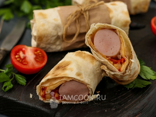 Сосиска в лаваше с сыром и помидорами, рецепт с фото