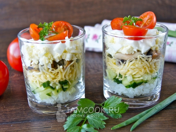 Слоеный салат в стакане, рецепт с фото