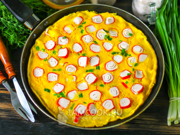 Омлет с крабовыми палочками, рецепт с фото