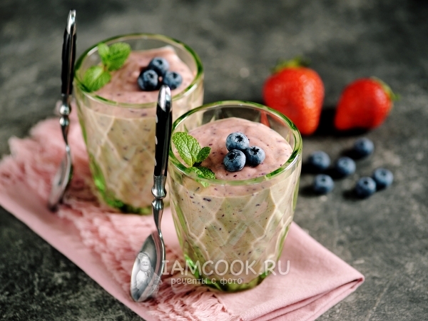 Смузи с хурмой, клубникой и голубикой, рецепт с фото