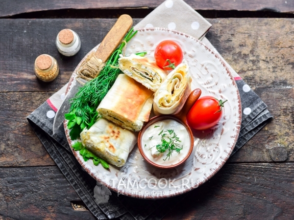 Рулет из лаваша с творогом и зеленью в духовке, рецепт с фото