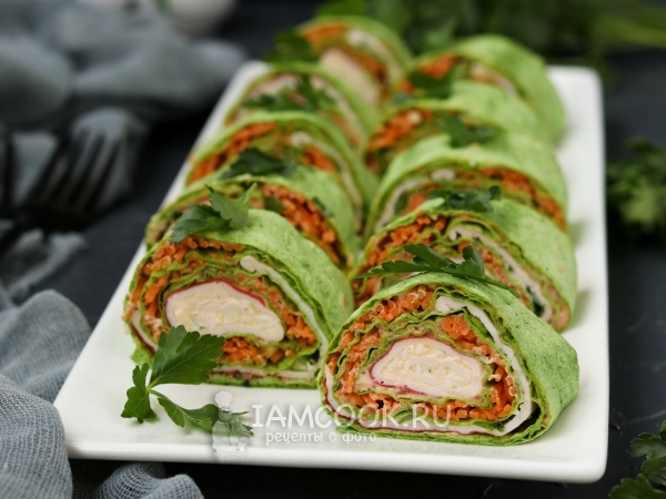 Рулет из шпинатного лаваша с фаршированными крабовыми палочками, рецепт с фото
