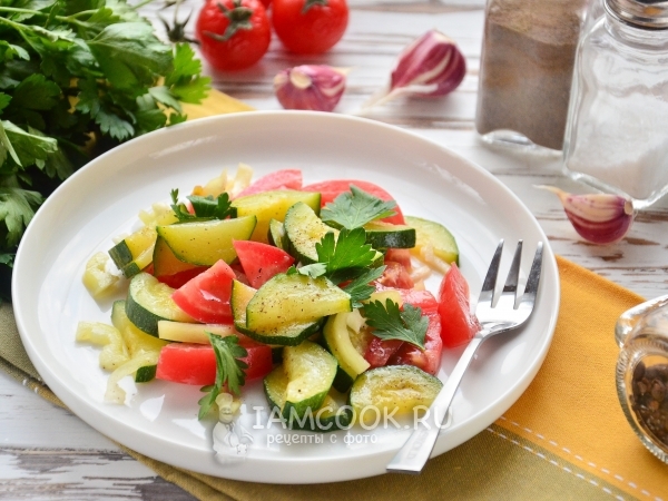 Салат из свежих цукини, рецепт с фото