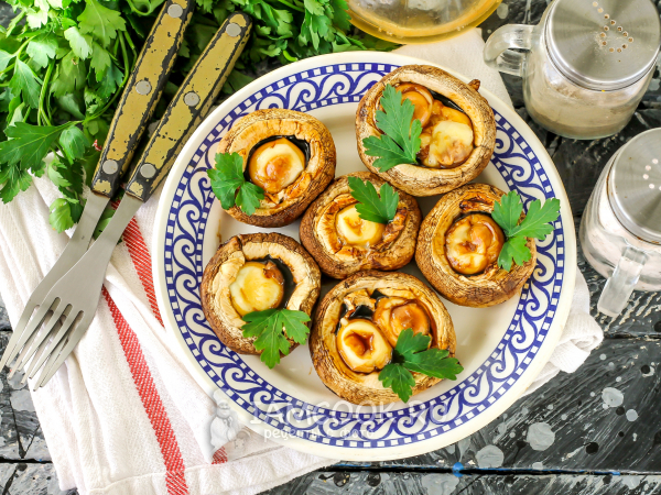 Запеченные шампиньоны с моцареллой, рецепт с фото