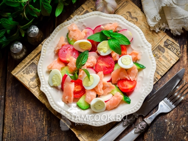 Салат с перепелиными яйцами и семгой, рецепт с фото