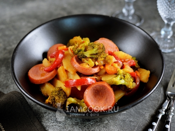 Тушеная брокколи с сардельками и овощами, рецепт с фото