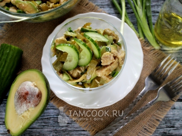 Салат с индейкой, авокадо и огурцами, рецепт с фото