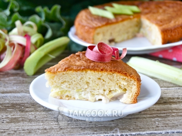 Шарлотка с ревенем, рецепт с фото