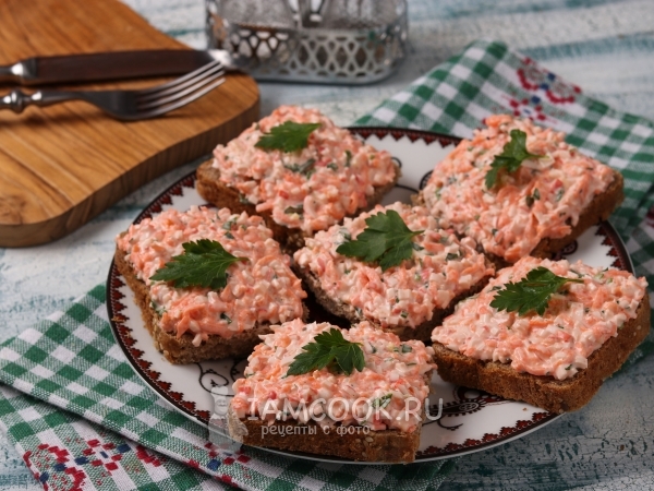 Бутерброды с крабовыми палочками и сырой морковью, рецепт с фото