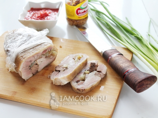 Варёная рулька, фаршированная жареной печёнкой, рецепт с фото