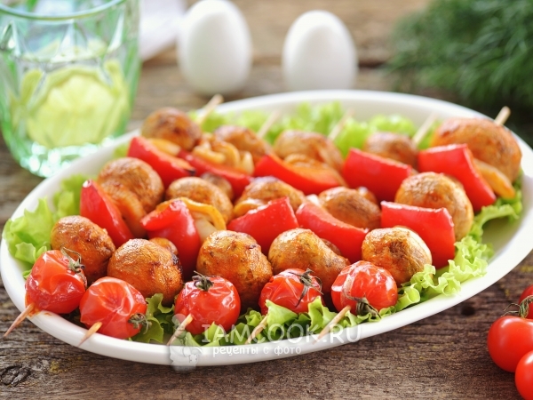 Шашлык из шампиньонов в духовке (с перцем и черри), рецепт с фото