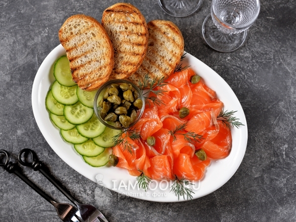 Малосольный лосось сухого посола (с укропом), рецепт с фото