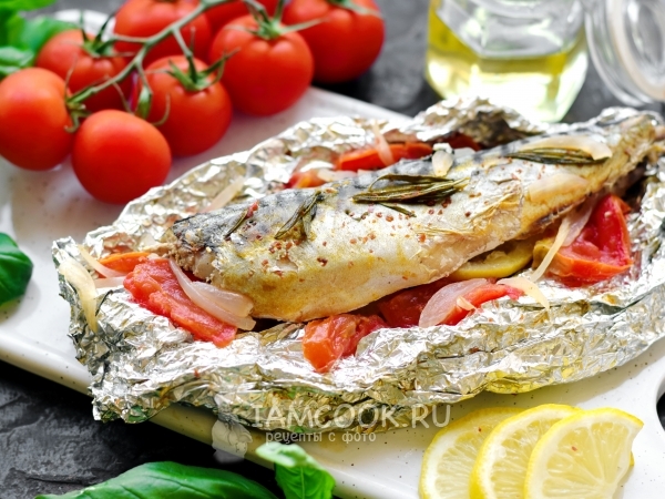 Скумбрия с помидорами и луком в духовке, рецепт с фото
